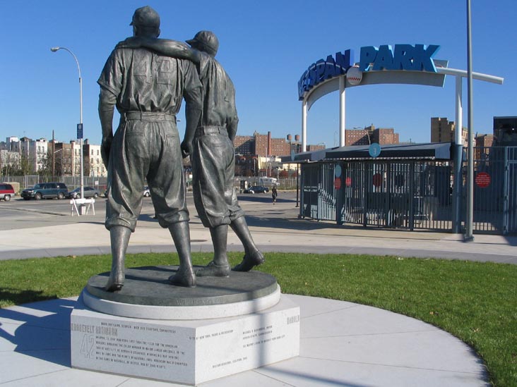Jackie Robinson and Pee Wee Reese Statue in Brooklyn in front of MCU  ballpark – Stock Editorial Photo © zhukovsky #68053909