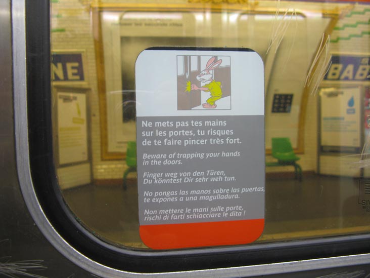 Faire Pincer Très Fort, M10 Train, Paris Métro, 15e Arrondissement, Paris, France