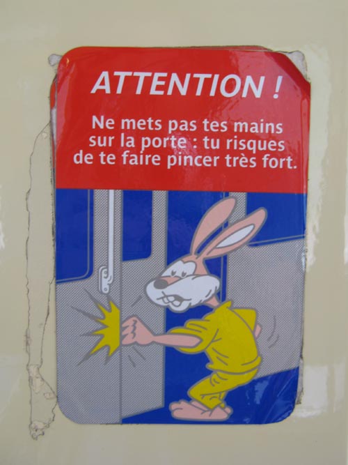 "Tu risques de te faire pincer très fort," RER Line B, Paris, France