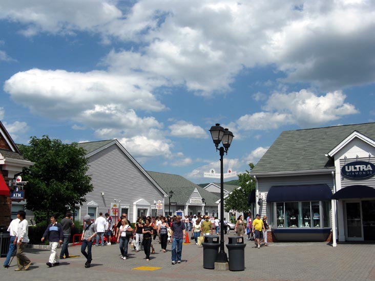 Woodbury Common Premium Outlets: Roundtrip Transfers from New York - KKday