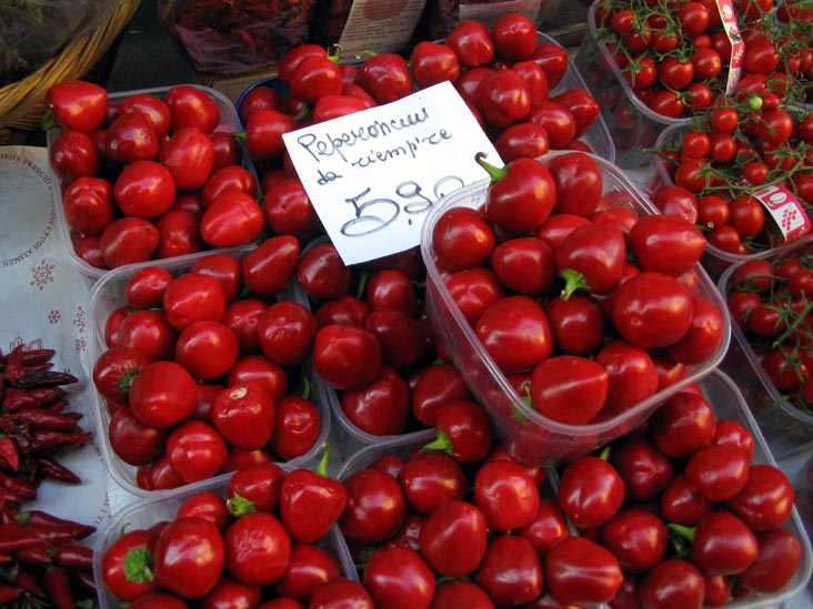 Peperoncini, Produce Market, Via Drapperie and Via dei Orefici, SW Corner, Bologna, Emilia-Romagna, Italy