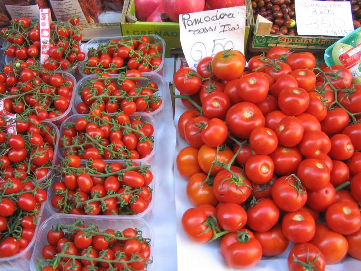Tomatoes (Pomodori), Produce Market, Via Drapperie and Via dei Orefici, SW Corner, Bologna, Emilia-Romagna, Italy