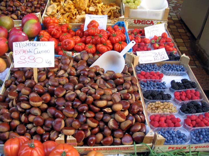 Chestnuts (Marroni), Produce Market, Via Drapperie and Via dei Orefici, SW Corner, Bologna, Emilia-Romagna, Italy
