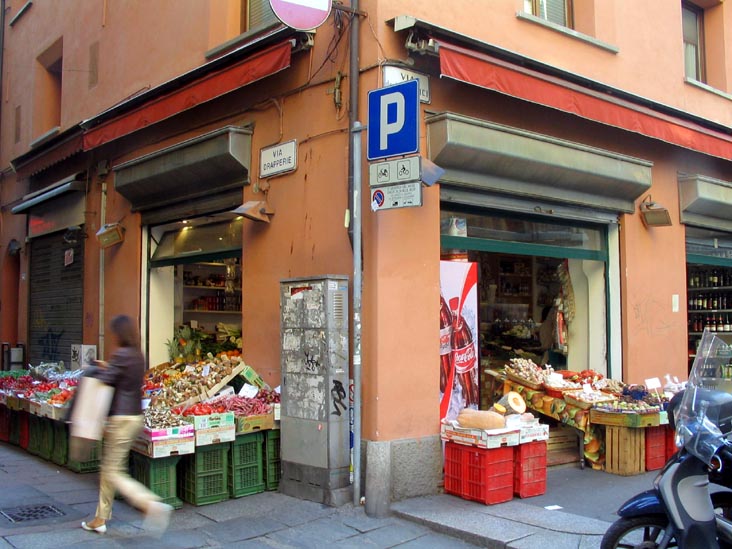 Produce Market, Via Drapperie and Via dei Orefici, SW Corner, Bologna, Emilia-Romagna, Italy