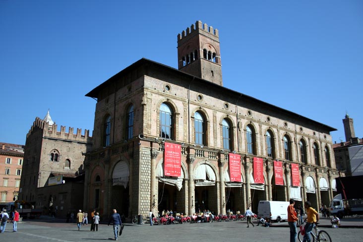 Palazzo del Podesta, Piazza Maggiore, Bologna, Emilia-Romagna, Italy